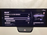 フォワードセンシングカメラで認識した交通標識をアクティブドライビングディスプレイに表示し、交通標識の見落とし防止を図り、安全運転を支援します。