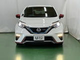 LEDヘッドライトを装備しています。LEDヘッドライトはとても明るく、雨の日や夜間走行も安全・安心です。オートライトコントロール付きで周囲の明るさに応じて自動で点灯・消灯します