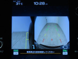 ■リヤビューカメラの映像です。ステアリング連動ガイドラインが、後退時の予想進路を表示し、運転のサポートを致します。