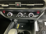運転席/助手席シートヒーターで寒い日もすぐに温かくなり快適に過ごせます。3段階の温度調整が可能です