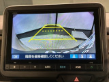 リバースギアに入れるだけで後方の表示へ切り替わります。夜間や雨の日の駐車も楽になりますよ。