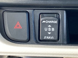 USBチャージャー付きで、スマホなどの充電が手軽に行えます。日常使いにうれしい装備です。