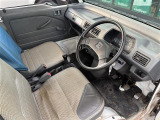 【運転席】座り心地が良いシートなので長時間の運転でも快適にお過ごしいただけます。新品のフロアマットのご注文も可能です。掲載箇所以外にご希望の写真がございましたらお軽にお問い合わせ下さい。