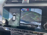 車を真上から見ているように、周囲の状況を把握しながら安心して駐車が行えるアラウンドビューモニター装備!