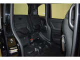 座面を跳ね上げることで、後席足元に高さのある荷物を積むことができます。