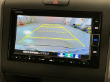 リバースギアに入れるだけで後方の表示へ切り替わります。夜間や雨の日の駐車も楽になりますよ。