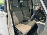 運転席、助手席です。座面も広くゆったりと座れてアームレストも付いているので重宝します。