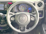 【純正革巻きステアリング】上質な革を使用することで、手にしっかり馴染みとても運転しやすいハンドルです♪