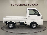 【まるごとクリーニング】シートを取り外し、車内を徹底洗浄。隅々まで丁寧に仕上げています。