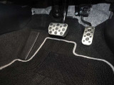 ゴムの滑り止めを組み合わせたアルミ製スポーツペダルです。靴が濡れていても滑りにくく、快適なドライブが楽しめます♪