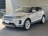 視線を奪うスタイリング、マスキュリンなショルダーライン、そしてフロントからリアへ傾斜したルーフライン。イヴォークの世界の多彩なカーデザインのなかでも際立つ個性を放ちます。