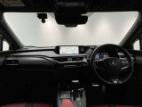 運転のしやすさと心地良さを感じる、シンプルで上質なデザインの室内空間です。