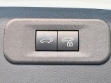 【パワーバックドア】スマートキーや運転席のボタンを押すだけでリアゲートが自動で開閉します!荷物を持っている時や、高い位置にあるバックドアを閉める際に便利な機能です♪