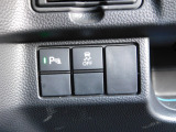 車庫入れなど後退しているときに障害物を感知するとアラーム音で運転者に知らせます。