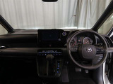 運転席まわりはスッキリとしたレイアウトで、必要な操作が直感的に行える配置です