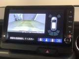 リバースギアに入れるだけで後方の表示へ切り替わります。夜間や雨の日の駐車も楽になりますよ。