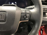 ステアリングスイッチ付き。前方から目を離すことなく操作することが可能です。