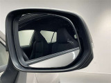 ブラインドスポットモニター(BSM)を装備しています。隣を走る車両が死角に入るとミラー内LEDインジケーターが点灯。さらに、ウィンカーを出すとインジケーターが光って点滅して注意を促してくれます。