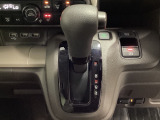 CVT車のセレクトレバーです。低速から高速まで、変速ショックのないスムーズな走りと、エンジン効率のよい領域を維持して燃費にも貢献します。サイドブレーキはスイッチ操作の電子制御パーキングブレーキです。