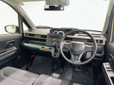 運転席まわりです。 各操作スイッチは使いやすい位置に配置されてます。
