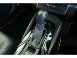 【電動パーキングブレーキ】オートモードのときは、シフトレバーの操作に応じてパーキングブレーキが自動で作動♪