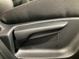 運転席にはドライバーの体型や好みに応じて前後方向だけでなく、高さの調整ができるシートリフターを装備!