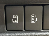 【両側パワースライドドア】スマートキーや運転席のスイッチで後席両側スライドドアの開閉が可能♪電動だから力を入れてドアを開ける必要が無く、小さなお子様でも簡単に開け閉めでき快適です♪