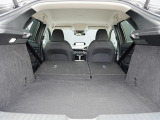 大型のスーツケースや、一般的なベビーカーが積み込める実用的な広さを備えたラゲッジルームです。後部座席を倒せばたくさんの荷物を積めるフラットなラゲッジスペースになります。
