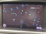 ボルボ独自のドライバーインターフェイス「ボルボ・センサス」と組み合わせる純正 HDD ナビゲーションシステム。ステアリングスイッチによる操作に対応しており、走行中も安全に使用できます。