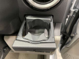 運転席と助手席には、格納式のドリンクホルダーが装備されています。