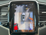 【360&deg;ビューカメラ】4台の高解像度カメラで360度の鳥瞰図を表示。隣の車や壁、死角にある障害物などを画面で確認できるため、狭いスペースでの駐車・出入りも安心です。