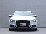 ●一目でAudiとわかる特徴的なシングルフレームグリル・LEDランプ。精悍なフロントマスクからAudiのスマートで上品なブランドを連想させてくれます。女性にも大変ご好評頂いております。