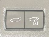 【パワーバックドア】スマートキーや運転席のボタンを押すだけでリアゲートが自動で開閉します!荷物を持っている時や、高い位置にあるバックドアを閉める際に便利な機能です♪