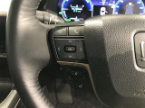 【ステアリングスイッチ】運転中に視線を前に向けたまま画面の操作できます。