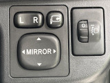 【電動格納ミラー】サイドミラーは電動格納式となっており、狭い駐車場でもキズがつくリスクを抑えられます。