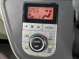 【オートエアコン】一度お好みの温度に設定すれば、車内の温度を検知し風量や温度を自動で調整。暑い&hellip;寒い&hellip;と何度もスイッチ操作をする必要はありません。快適な車内空間には必須の機能ですね♪