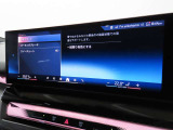 BMWカーブド・ディスプレイは、必要な情報をひと目で把握できるだけでなく、BMW iDriveの主要なインターフェイスとしてさまざまな機能の直観的な操作を可能にしています。