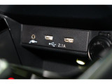 小物の収納に便利なセンタートレイには携帯等のデバイスの充電可能なUSB出力電源付です。
