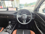 【運転席インテリアデザイン】左右対称のインテリアデザインでドライバーを包み込み運転に集中できるように設計されています。
