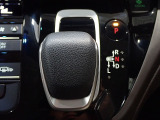 ハイブリッド車特有の小型セレクトノブは軽いタッチでスマートに操作可能です。電子制御パーキングブレーキなのでスイッチを押すだけでパーキングブレーキ解除です。