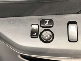 電動格納式ドアミラー付き。駐車場へ停めた時に、ボタン一つで左右のドアミラーをたたむ事ができます。