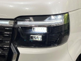 【LEDヘッドライト】悪天候や夜間走行時も良好な視界を確保し安心して運転できる高輝度LEDヘッドライトを装備!点灯速度が早く、消費電力も抑えられています。