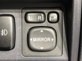 【電動格納ミラー】サイドミラーは電動格納式となっており、狭い駐車場でもキズがつくリスクを抑えられます。