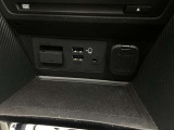 USB端子2個&AUXミニジャック1個 ミュージックプレーヤー接続でお気に入りの音楽を楽しむことが出来ます♪Apple CarPlay 、Android Auto 対応です
