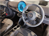 ミニ独特のゴーカートフィーリングと呼ばれる軽快なハンドリングはAT車、MT車のどちらでも楽しめます。