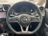 インテリアに合わせたデザインのステアリングは、運転される方のことも考え、運転しやすい形状、大きさです。是非一度、実際に触ってお確かめください。