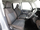 ゆったり室内で運転もしやすいです♪使い勝手の良い配置です。