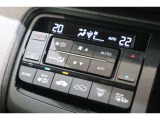 フルオートエアコンが装備されています!お好みの温度設定をするだけでエアコンの風量やモードの切り替えを自動でコントロールしてくれます!ユーザーの操作が少なく燃費走行にもつながります!