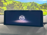 【10.25インチマツダコネクト】車内の雰囲気にマッチした大型ディスプレイ。スマホ接続でのナビ使用やBluetooth再生等、様々な機能が楽しめます。直感的なダイヤル操作が可能で、使い勝手も良好です。
