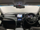 運転のしやすさと心地良さを感じる、シンプルで上質なデザインの室内空間です。